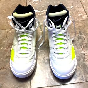 Nike Athletic shoes looks like New!